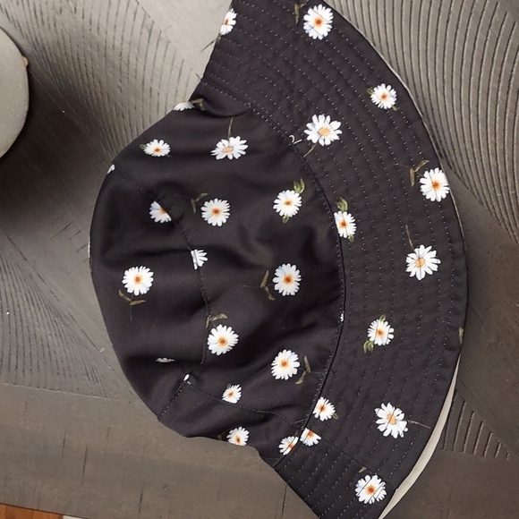 ALICE + OLIVIA by Stacey Bendet Daisy Reversible Bucket Hat - Picture 9 of 10